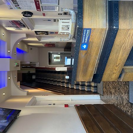 The Crystal Lodge Hotel Croydon Bagian luar foto