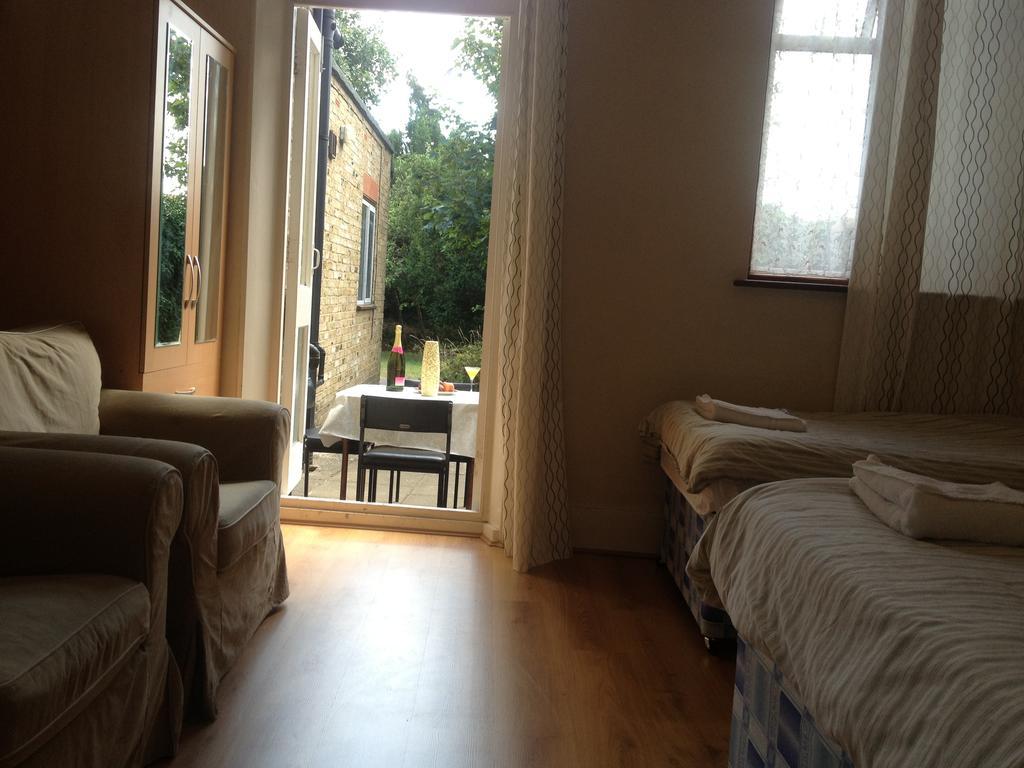 The Crystal Lodge Hotel Croydon Bagian luar foto