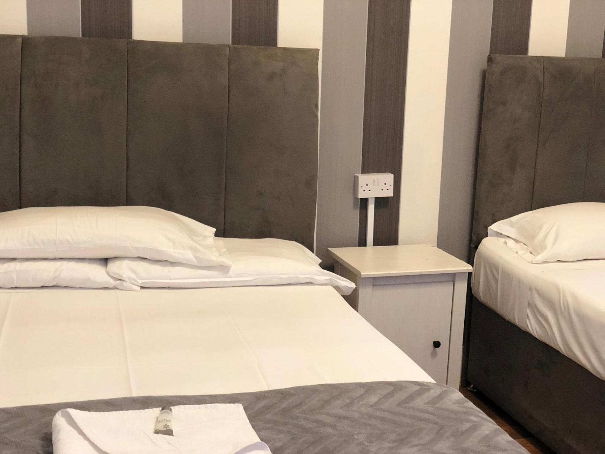 The Crystal Lodge Hotel Croydon Bagian luar foto