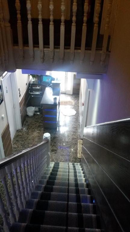 The Crystal Lodge Hotel Croydon Bagian luar foto