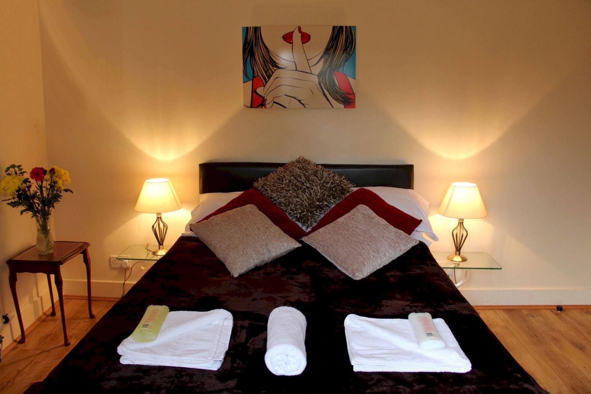 The Crystal Lodge Hotel Croydon Bagian luar foto